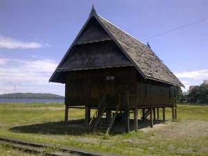 Rumah Adat Sulawesi Barat (Mandar) --travel kompas